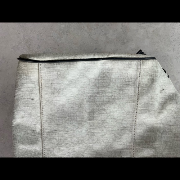 Gucci Original Cream Duffle Bag with Details in Black and Green - Picture 4 of 16